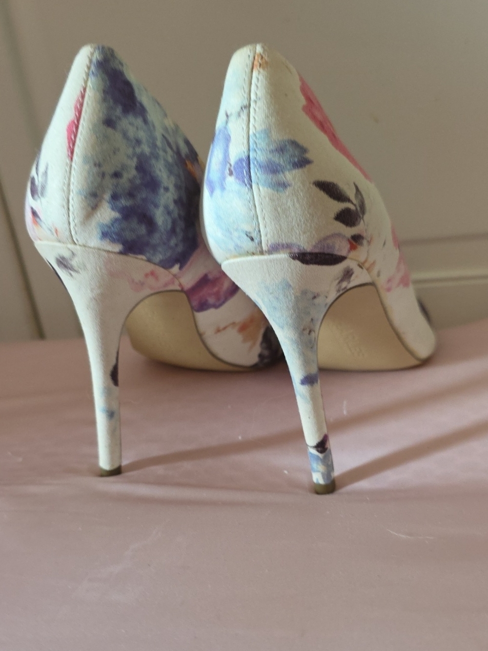 Charles David "Pact" White Multi Floral Pointed Toe Stiletto Pumps NWT Size 8 - Picture 2 of 7